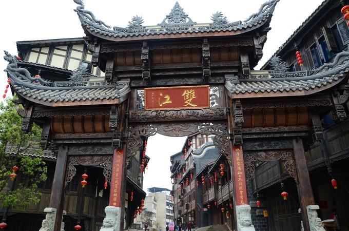 男子潜入小区放爆炸物保安被炸伤，温州警方：嫌疑人与住户有纠纷